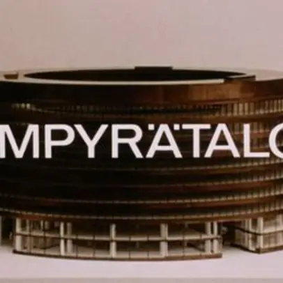 Kuvakaappaus Ympyrätalon rakentamista esittelevästä dokumentista. Kuvassa Ympyrätalon julkisivu ja teksti YMPYRÄTALO.