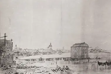 Helsinki-näkymä Kaupunginlahdelta eli nykyisestä Eteläsatamasta keskustaan päin. Vasemmalla Ulrika Eleonoran kirkon torni ja keskellä kellotapuli ja koulutalo. 