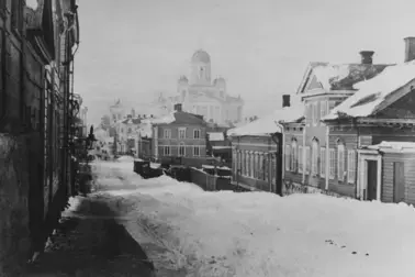 Unioninkatu 11. Talvinen katunäkymä Kaartinkaupungista, taustalla tuomiokirkko.