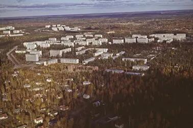 En flygbild tagen på hösten som visar ett egnahemsområde och ett område med flervåningshus.