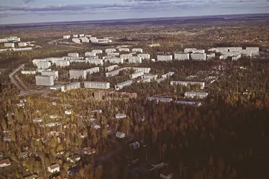 Syksyllä otetussa ilmakuvassa on omakotitaloalue ja kerrostaloalue.