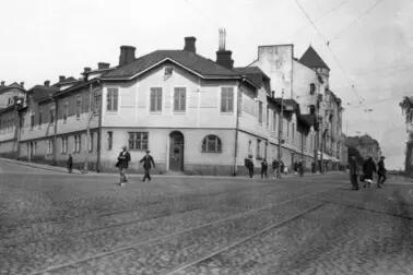 Ett trähus i hörnet av Fabriksgatan och Skepparegatan