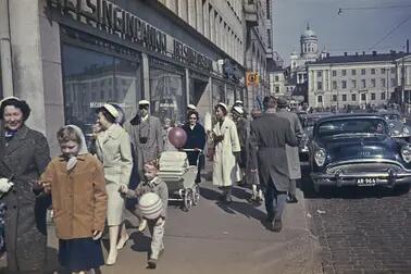 Ihmisiä kadulla ylioppilaslakit päässä. Eteläranta 18.  Kuvan oikeassa reunassa Buick vm. 1954 -henkilöauto.
