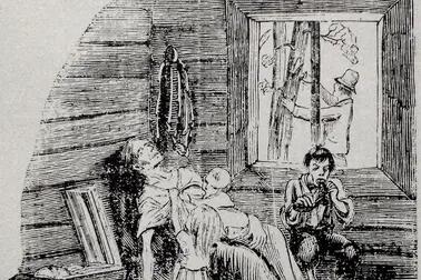 Teckning av en familj som lider av hungersnöd i en bondstuga. En vuxen ligger i en stol och ser död ut. I stugan finns tre barn, och ett av dem försöker väcka den sittande vuxna. Ett barn tuggar på en sko. Utanför river en man bark av ett träd för att äta den.