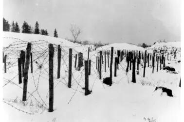 taggtrådshinder i en snöig lsluttning
