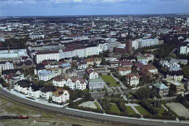 I förgrunden på flygbilden syns Havsgatan och Eira. I bakgrunden syns Tölö och nordligare ställen.