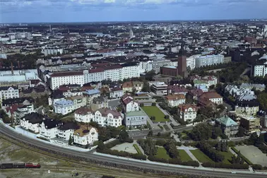Ilmakuvassa on etualalla Merikatu ja Eira. Taustalla näkyy Töölönlahti ja pohjoisempiakin seutuja.