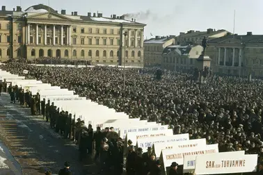 Mielenosoitus yleislakon aikaan Senaatintorilla maaliskuussa 1956. Edustalla SAK:n kylttejä, taustalla Valtioneuvoston linna, Sederholmin talo ja Bockin talo.