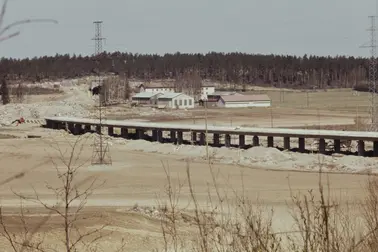 Rautatiesilta keskellä tyhjähköä maisemaa. 