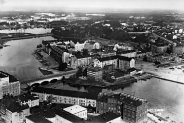Siltasaari ilmakuvassa, etualalla Siltavuori ja Pitkäsilta.