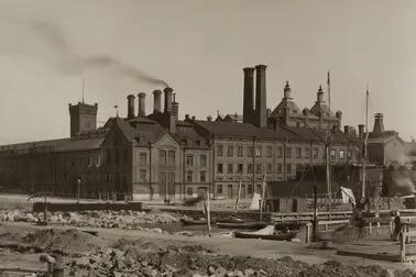 Sinebrychoffin panimon julkisivu valokuvattuna Bulevardilta 1890-luvulla.