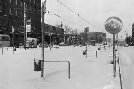 Auraamattomat raitiotiekiskot Mannerheimintiellä Ylioppilastalon edustalla. Takana: Mannerheimintie 18. Forum (Mannerheimintie 20. - Simonkatu 2.). Eduskuntatalo (Mannerheimintie 30).