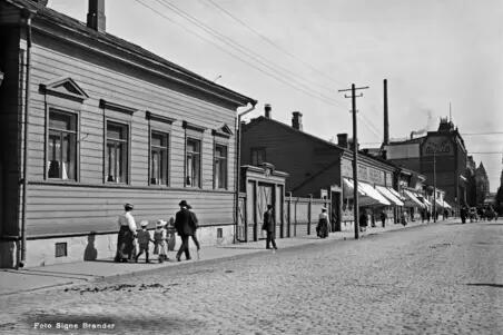 Mikonkatu 15, 13, 11, 9. Nykyinen Kaisaniemenkatu puhkaistu Mikonkatu 15:n kohdalta.