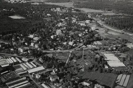 Ilmakuvassa Etelä-Haaga. Keskellä Vihdintie, alhaalla vasemmalla Vanha Viertotie ja oikealla Nuijamiestentie.