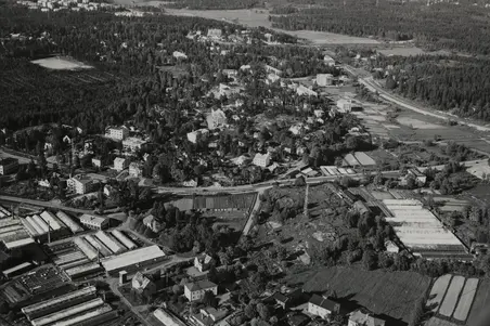 Ilmakuvassa Etelä-Haaga. Keskellä Vihdintie, alhaalla vasemmalla Vanha Viertotie ja oikealla Nuijamiestentie.