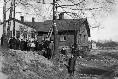 Koululaisia Tunturilaakson kansakoulun pihalla  (Dagmarinkatu 1-3 , Museon puisto)