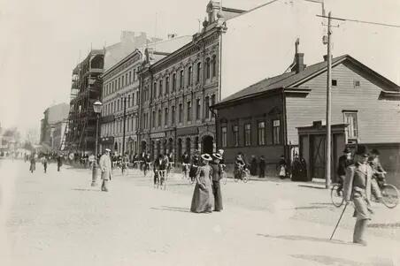 Mikonkatu 15, 17 ,19, 21 ( =15, 17, 19). No 21 on rakenteilla oleva Hotelli Fennia. No 15:n kohdalla nykyisin Kaisaniemenkatu.