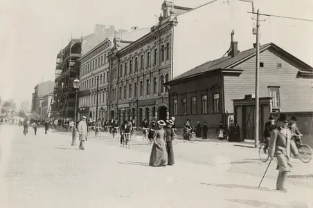 Mikaelsgatan 15, 17 ,19, 21 ( =15, 17, 19). Nr 21 är hotell Fennia som är under byggnad. På stället av nr 15 börjar nuförtiden Kajsaniemigatan.
