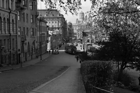 Vasemmalla on Etelärannan rakennukset 6–12, etualalla on mukulakivettyä jalkakäytävää, oikealla puistoa. Taustalla on Vanha kauppahalli ja Tuomiokirkko. Kuvassa on myös raitiovaunu ja tavarajuna. 