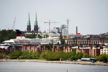 Katajanokka Kruunuvuorenselän yli Kruunuvuorenrannasta nähtynä. Asuinrakennuksia Katajanokan kärjessä. Asuinrakennusten takana Viking Linen risteilyalus. Vasemmalla takana Johanneksen kirkko Ullanlinnassa. Keskellä takana rakenteilla oleva Hotel Clarion Helsinki Jätkäsaaressa.