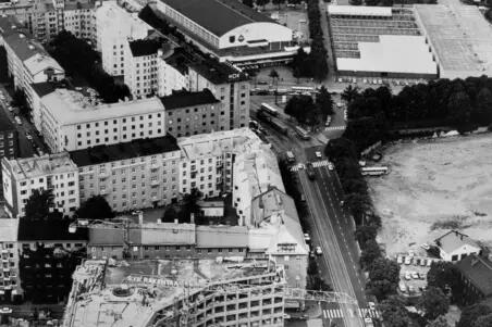 Ylhäällä vasemmalla on jäähalli, oikealla Olympiastadion, keskellä Töölön kisahalli (ent. Messuhalli). Etualalla rakennetaan hotelli Hesperiaa.