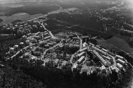 Pohjois-Haaga, ilmakuva. Etualalla Ohjaajantie vas. Näyttelijäntie, toinen vas. Pastori Jussilaisen tie, toinen oik. Tolarintie.