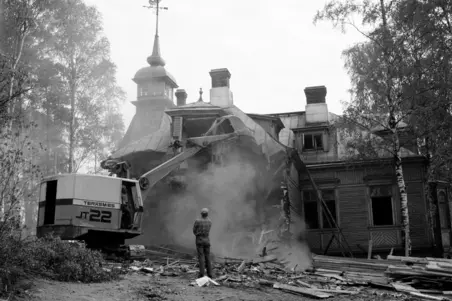 Purkutöitä. Etelä-Haaga, Sankaritie 9. Villa Johannislund.