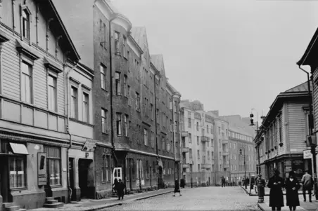 Punavuorenkatu 14 ja 16, jossa Elannon leipäkauppa sekä 18 ja 20.
