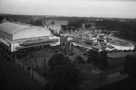 Stormässan 1935 i Helsingfors Mässhall. På bilden syns Mässhallen, Mässfältet med sina tillfälliga paviljonger, och i bakgrunden en utjämnad markyta som var avsedd för Olympiastadion.