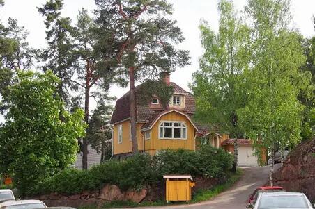 Kirjailija Joel Lehtonen osti vuonna 1915 Hörneborg-nimisen huvilan Haagasta ja asui siellä talvikaudet. Talo on yksi Haagan kauppalan aikaisia edelleen jäljellä olevia rakennuksia. Huvila on määritelty paikallishistoriallisesti merkittäväksi.