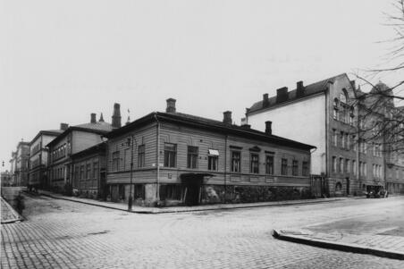 Kirkkokatu 12 - Ritarikatu 8, 6, 4