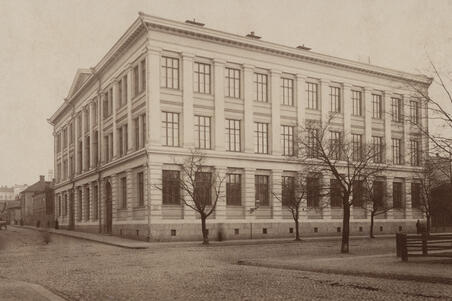 Suomalainen tyttökoulu (Toinen Suomalainen Tyttökoulu), Yrjönkatu 18. Arkkitehti Sebastian Gripenberg.