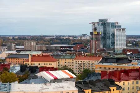 Vy från Berghälls kyrkas torn mot öster. I förgrunden en rad bostadshus på Terrassgatan. I bakgrunden syns tornhusen i Fiskehamnen, Fiskehamnens metrostation och köpcentret REDI (till höger). Brändö bro är utanför bilden (till höger). I bakgrunden östra Helsingfors, med Kasbergets vattentorn som landmärke.