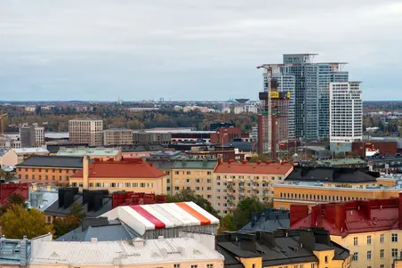 Vy från Berghälls kyrkas torn mot öster. I förgrunden en rad bostadshus på Terrassgatan. I bakgrunden syns tornhusen i Fiskehamnen, Fiskehamnens metrostation och köpcentret REDI (till höger). Brändö bro är utanför bilden (till höger). I bakgrunden östra Helsingfors, med Kasbergets vattentorn som landmärke.