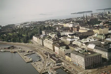 Ilmakuvassa on Eteläranta ja Kaartinkaupunki. Etualalla on Kolera-allas ja Lyypekinlaituri.