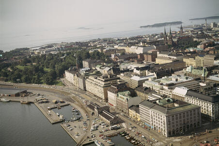 Flygbild över Södra kajen och Gardesstaden. I förgrunden är Kolerabassängen och Lybeckskajen.