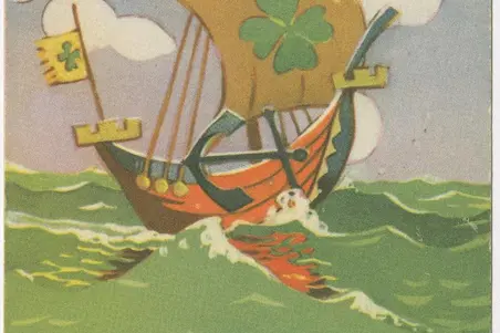 Ett segelskepp med stort ankare ute på sjön. Seglet och vimpeln är prydda med fyrklöver. På nedre kanten av kortet står det Onnellista Uutta Vuotta. 