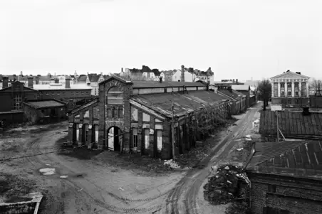 Katajanokan kärki. Näkymä Lutikkalinnan (Puolustusvoimain henkilökunnan asuintalo) itäpuolella olevan rakennuksen katolta pohjoiseen. Etualalla työpajarakennuksia. Oikealla Merikasarmin upseerikasarmi ja taustaa vasten Vyökadun rakennuksia.