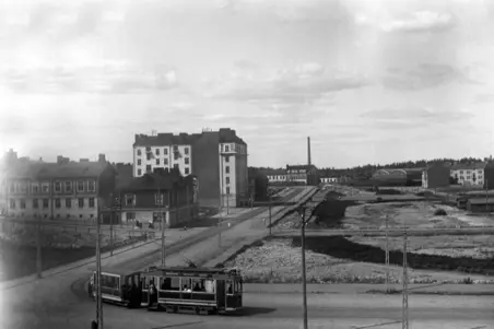 Västra Brahegatan 2b, 6 - Josafatsgatan 5, 7. Till höger Braheplan. En spårvagn håller på att svänga till Helsingegatan.