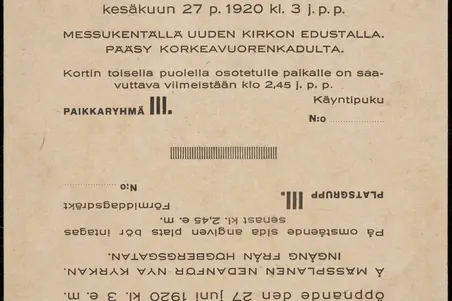 Alt: Inträdeskort till festakten vid Finska Mässans öppnande den 27 juni 1920 kl. 3 e. m. Å mässplanen nedanför nya kyrkan. Ingång från Högbergsgatan. På omstående sida angiven plats bör intagas senast kl. 2.45 e. m. Platsgrupp III. Förmiddagsdräkt. Pääsylippu Suomen Messujen avajaisiin kesäkuun 27 p. 1920 kl. 3 j.p.p. Messukentällä uuden kirkon edustalla. Pääsy Korkeavuorenkadulta. Kortin toisella puolella osotetulle paikalle on saavuttava viimeistään klo. 2.45 j.p.p. Paikkaryhmä III. Käyntipuku.