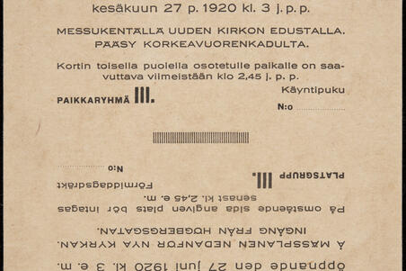 Alt: Inträdeskort till festakten vid Finska Mässans öppnande den 27 juni 1920 kl. 3 e. m. Å mässplanen nedanför nya kyrkan. Ingång från Högbergsgatan. På omstående sida angiven plats bör intagas senast kl. 2.45 e. m. Platsgrupp III. Förmiddagsdräkt. Pääsylippu Suomen Messujen avajaisiin kesäkuun 27 p. 1920 kl. 3 j.p.p. Messukentällä uuden kirkon edustalla. Pääsy Korkeavuorenkadulta. Kortin toisella puolella osotetulle paikalle on saavuttava viimeistään klo. 2.45 j.p.p. Paikkaryhmä III. Käyntipuku.