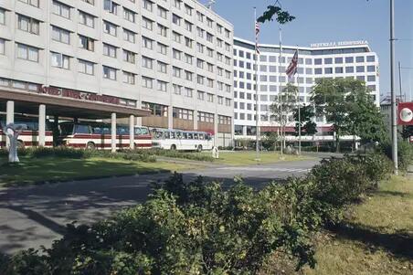 Värikuvassa kaksi vierekkäistä vaaleasävyistä noin 9-kerroksista hotellirakennusta.