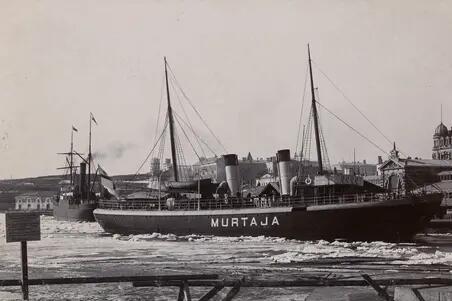 Finlands första isbrytare S/s Murtaja i Södra Hamnen, Norra Kajgrenen (nuvarande Lübeckkajen), framför saluhallen. Fotot togs möjligen i april 1890, då den nybyggda Murtaja anlände till Helsingfors. I vänstra nedre hörnet av bilden finns en skylt där en polis förbjuder att gå på svag is under hot om 4 marks böter.