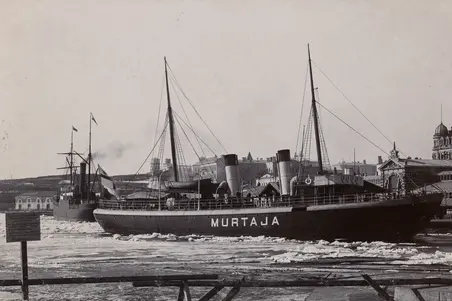 Suomen ensimmäinen jäänmurtaja S/s Murtaja Eteläsatamassa, Pohjoisessa Laiturihaarassa (nykyinen Lyypekinlaituri), kauppahallin edustalla. Kuva otettu mahdollisesti huhtikuussa 1890, jolloin juuri valmistunut Murtaja saapui Helsinkiin. Kuvan vasemmassa alakulmassa on kyltti, jossa poliisi kieltää menemästä heikoille jäille 4 markan uhalla.