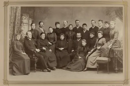 Ett tjugotal män och kvinnor samlade på gruppbild. En del står, andra sitter.