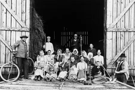 Slåtterfolket på Domarby gård cirka 1900. Till vänster står husbonden Jakob Kavaleff.