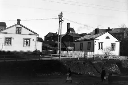 Taipale 4 ja 3 teurastuslaitokselle johtavan tien varressa. Huvilat sijaitsivat nykyisellä Hesperian Esplanadilla Eteläisen Hesperiankatu 8 ja Pohjoisen Hesperiankatu 7-9 kohdalla.