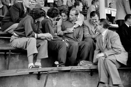 Tsekkoslovakian urheilijapariskunta Dana ja Emil Zatopek istuvat seurueensa kanssa Helsingin soutustadionin katsomossa. 