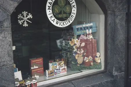 Maitokauppa Oy Wikström Ab näyteikkuna. Linnankatu 5.