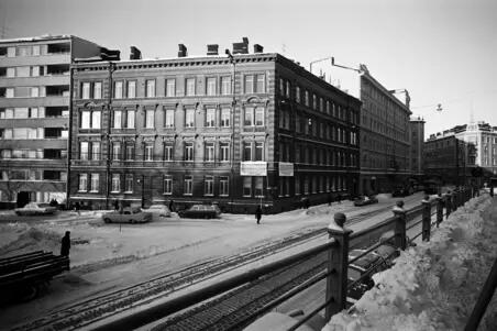 Purettava talo, Sepänkatu 1. Rakennusliike Talotyö Oy:n kyltti aidassa. Suunnittelijat Signe Hornborg ja Elia Heikel, valm. 1898. Purettu 1971.
